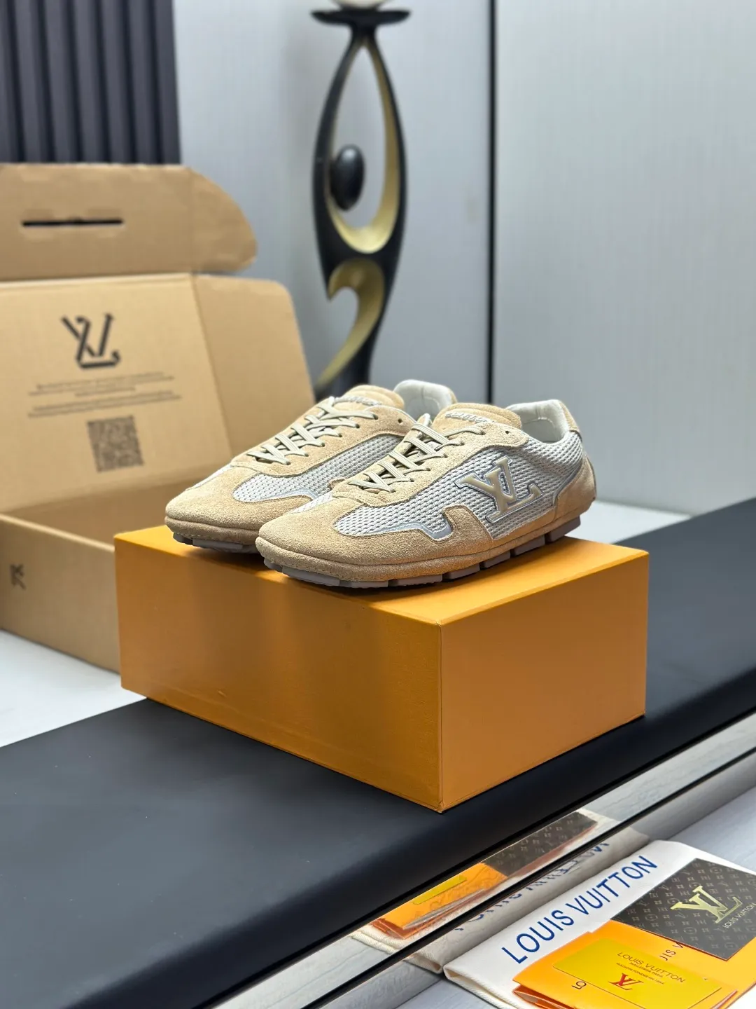 👟👟Ex-factory price 680👟👟 (Top version fully packaged) LV Louis Vuitton L Family Donkey Brand Latest Rally Series Mesh Casual Sports Shoes Doudou Shoes Original purchase, development and production This LV Rally sports shoe is made of suede cow leather and mesh fabric, and a rubber pad outsole is incorporated into the driving shoe configuration, making it a modern choice that is both comfortable and light. The LV letters on the side, the handwritten Louis Vuitton logo on the rear, and the Vuitton logo on the tongue and outsole jointly brand the brand mark. Exquisite packaging at the delivery counter🛍📦 ▪️Fabric: Original customized imported mesh + cowhide ▪️Inner lining: Original customized breathable mesh lining ▪️Outsole: Original molded anti-slip rubber material ▪️Sole thickness: 2CM ▪️Size: Men's 39-45